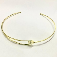1704105700 - GARGANTILHA GOTA LATERAL PEROLA TAM 130MM<br>QTDE PCT: 3 PC - VAL PCT: R$ 28,50 - PESO UNIT: 12,700g