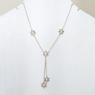 0104028400 - COLAR FLORES<br>QTDE PCT: 3 PC - VAL PCT: R$ 27,27 - PESO UNIT: 3,300g