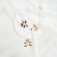 1808008000 - CONJUNTO FLOR COM PEROLA NO MEIO 45CM<br>QTDE PCT: 3 PC - VAL PCT: R$ 35,70 - PESO UNIT: 5,200g