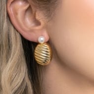 1800084200 - BRINCO OVAL COM DETALHE EM PERLA NA BASE<br>QTDE PCT: 5 PAR - VAL PCT: R$ 29,95 - PESO UNIT: 3,700g
