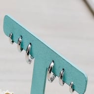 1900055700 - TRIO BRINCO LISO ARTICULADO FINO<br>QTDE PCT: 3 PAR - VAL PCT: R$ 47,64 - PESO UNIT: 3,900g
