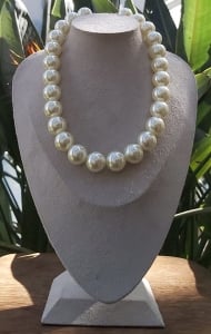0104029400 - COLAR DE PROLA 18MM COM 45CM<br>QTDE PCT: 1 PC - VAL PCT: R$ 70,72 - PESO UNIT: 97,690g