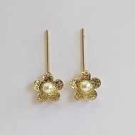 0100235700 - BRINCO PALITO COM FLOR E PROLA 6MM<br>QTDE PCT: 3 PAR - VAL PCT: R$ 12,24 - PESO UNIT: 2,570g