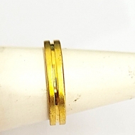 0502811200 - ALIANCA USINADA 4MM RISCO NO MEIO<br>QTDE PCT: 30 PC - VAL PCT: R$ 123,00 - PESO UNIT: 3,100g