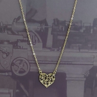 0104027300 - COLAR CORAO FOLHAGEM<br>QTDE PCT: 3 PC - VAL PCT: R$ 14,52 - PESO UNIT: 1,940g