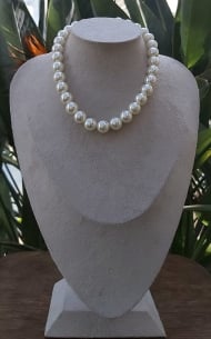 0104028800 - COLAR DE PROLA 12MM COM 35CM<br>QTDE PCT: 1 PC - VAL PCT: R$ 31,45 - PESO UNIT: 34,730g