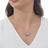 1904004200 - COLAR COM PINGENTE DE CORAAO CHEIO DE PEDRAS<br>QTDE PCT: 1 PC - VAL PCT: R$ 26,40 - PESO UNIT: 3,500g