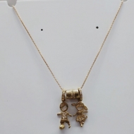2404011000 - COLAR CASAL UMA MENINA E UM MENINO<br>QTDE PCT: 3 PC - VAL PCT: R$ 63,36 - PESO UNIT: 5,700g