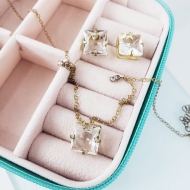 2208008800 - CONJUNTO CARRE C/ CORRENTE CRISTAL<br>QTDE PCT: 1 PC - VAL PCT: R$ 17,90 - PESO UNIT: 7,100g