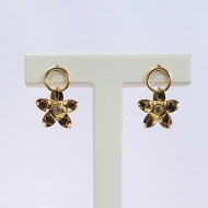 0100225000 - BRINCO ARO 10MM COM FLOR E STRASS<br>QTDE PCT: 5 PAR - VAL PCT: R$ 21,65 - PESO UNIT: 2,260g