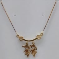 2404012400 - COLAR FILHAS 2 MENINAS<br>QTDE PCT: 3 PC - VAL PCT: R$ 57,75 - PESO UNIT: 5,190g