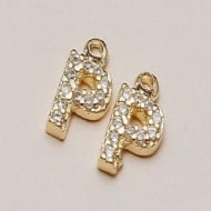 1901012200 - PINGENTE DE LETRA COM ZIRCONIA E CONTRA ARGOLA LISA<br>QTDE PCT: 5 PC - VAL PCT: R$ 19,10 - PESO UNIT: 0,800g