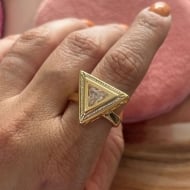 2502019500 - ANEL TRIANGULLO C/PEDRA ZIRCONIA<br>QTDE PCT: 5 PC - VAL PCT: R$ 44,50 - PESO UNIT: 7,000g