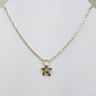 0104027400 - COLAR AROA 10MM COM FLOR E STRASS<br>QTDE PCT: 3 PC - VAL PCT: R$ 23,58 - PESO UNIT: 5,590g