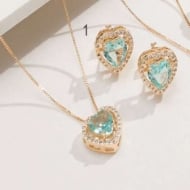 2408003500 - CONJUNTO CORAO 10MM CRAVADO ZIRCONIA<br>QTDE PCT: 3 PC - VAL PCT: R$ 88,77 - PESO UNIT: 10,800g