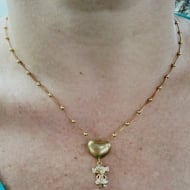 2404014300 - COLAR FILHA CRAVEJADA COM CORAO<br>QTDE PCT: 3 PC - VAL PCT: R$ 47,85 - PESO UNIT: 5,230g