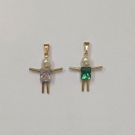 0101029500 - PINGENTE MENINO BAGUETE 6X8 C/ PROLA 6MM<br>QTDE PCT: 2 PC - VAL PCT: R$ 10,52 - PESO UNIT: 1,630g