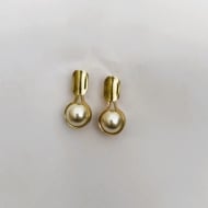 1600350200 - BRINCO CHAPINHA GOTA PEROLA = BA319<br>QTDE PCT: 5 PAR - VAL PCT: R$ 30,20 - PESO UNIT: 5,740g