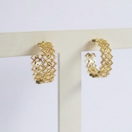 0100235600 - BRINCO DE ARGOLA RENDADA<br>QTDE PCT: 2 PAR - VAL PCT: R$ 17,98 - PESO UNIT: 5,420g