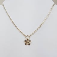 0104027400 - COLAR AROA 10MM COM FLOR E STRASS<br>QTDE PCT: 3 PC - VAL PCT: R$ 23,58 - PESO UNIT: 5,590g