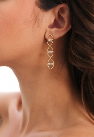 0600516700 - BRINCO AMENDOA COM DETALHE EM ZIRCONIA<br>QTDE PCT: 3 PAR - VAL PCT: R$ 26,70 - PESO UNIT: 3,800g