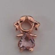 0501435400 - PINGENTE MENINA PEDRA CORAO VIDRO ROSA<br>QTDE PCT: 10 PC - VAL PCT: R$ 38,00 - PESO UNIT: 0,650g