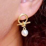 1700455300 - BRINCO ARGOLA COM NO E PEROLA TAM25MM<br>QTDE PCT: 5 PAR - VAL PCT: R$ 29,50 - PESO UNIT: 3,000g