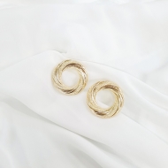 1800062800 - BRINCO ARGOLA ABS FECHADA DETALHES ONDAS NO PINO<br>QTDE PCT: 2 PAR - VAL PCT: R$ 24,00 - PESO UNIT: 10,500g