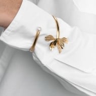 1803097000 - BRACELETE FLOR LATERAL E PERLA<br>QTDE PCT: 3 PC - VAL PCT: R$ 26,97 - PESO UNIT: 6,400g