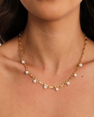 1804191700 - GARGANTILHA TIJOLINHO COM DETALHE EM PEROLA<br>QTDE PCT: 2 PC - VAL PCT: R$ 37,98 - PESO UNIT: 10,700g