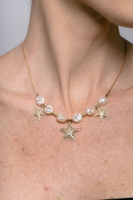 1804192400 - GARGANTILHA ESTRELA DO MAR COM DETALHE EM PROLA<br>QTDE PCT: 3 PC - VAL PCT: R$ 32,97 - PESO UNIT: 7,500g