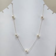 0104026800 - COLAR DE PROLA 10MM - 4CM<br>QTDE PCT: 2 PC - VAL PCT: R$ 17,58 - PESO UNIT: 6,530g