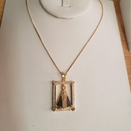 2204034000 - COLAR CRAVEJADO NOSSA SENHORA APARECIDA<br>QTDE PCT: 2 PC - VAL PCT: R$ 45,80 - PESO UNIT: 6,600g