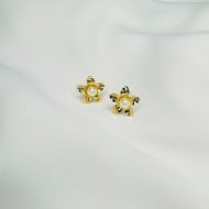 1800064900 - BRINCO FLOR COM PEROLA NO MEIO<br>QTDE PCT: 5 PAR - VAL PCT: R$ 13,60 - PESO UNIT: 1,200g
