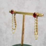 2200044200 - BRINCO GOTA CORRENTE BAGUETE RUBELITA<br>QTDE PCT: 2 PAR - VAL PCT: R$ 33,80 - PESO UNIT: 3,800g