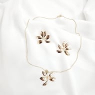 0608207400 - CONJUNTO FLOR COM ZIRCONIA NO MEIO 45CM<br>QTDE PCT: 3 PC - VAL PCT: R$ 38,70 - PESO UNIT: 5,300g