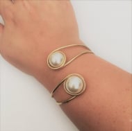 1603349000 - BRACELETE FIO 2 PEROLA 16 = BC64<br>QTDE PCT: 2 PC - VAL PCT: R$ 25,80 - PESO UNIT: 19,120g