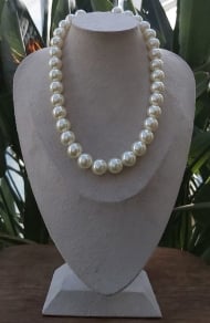 0104029000 - COLAR DE PROLA 14MM COM 45CM<br>QTDE PCT: 1 PC - VAL PCT: R$ 43,67 - PESO UNIT: 60,750g