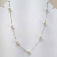 0104026500 - COLAR DE PROLA 10MM - 40CM<br>QTDE PCT: 2 PC - VAL PCT: R$ 14,02 - PESO UNIT: 4,260g