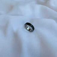 0602843800 - ANEL MASCULINO PRETO E INOX<br>QTDE PCT: 5 PC - VAL PCT: R$ 19,95 - PESO UNIT: 4,500g