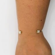 1603352000 - BRACELETE MEIO FIO 2 CARRE 6*6<br>QTDE PCT: 5 PC - VAL PCT: R$ 25,50 - PESO UNIT: 3,320g