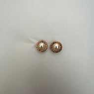 1600351100 - BRINCO FIO TORCIDO PEROLA 10MM<br>QTDE PCT: 5 PAR - VAL PCT: R$ 37,00 - PESO UNIT: 4,660g