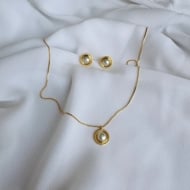 1808010600 - CONJUNTO COM DETALHE EM PEROLA<br>QTDE PCT: 3 PC - VAL PCT: R$ 26,70 - PESO UNIT: 3,700g