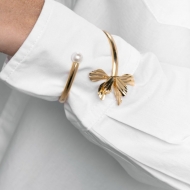 1803097000 - BRACELETE FLOR LATERAL E PERLA<br>QTDE PCT: 3 PC - VAL PCT: R$ 26,97 - PESO UNIT: 6,400g