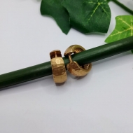 1400130400 - BRINCO CLIC ARGOLA MARTELADA<br>QTDE PCT: 3 PAR - VAL PCT: R$ 23,55 - PESO UNIT: 7,200g