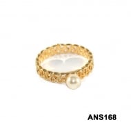 1902017200 - ANEL COM ONDAS E UMA PEROLA<br>QTDE PCT: 3 PC - VAL PCT: R$ 26,61 - PESO UNIT: 2,700g