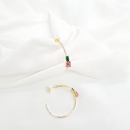0600503800 - BRINCO ARGOLA C/ZIRCONIAS CRISTAL,VERDE E ROSA<br>QTDE PCT: 5 PAR - VAL PCT: R$ 44,00 - PESO UNIT: 3,800g