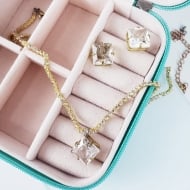2208008900 - CONJUNTO CARRE ZIRCONIA CRISTAL<br>QTDE PCT: 1 PC - VAL PCT: R$ 26,90 - PESO UNIT: 10,800g