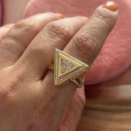 2502019500 - ANEL TRIANGULLO C/PEDRA ZIRCONIA<br>QTDE PCT: 5 PC - VAL PCT: R$ 44,50 - PESO UNIT: 7,000g